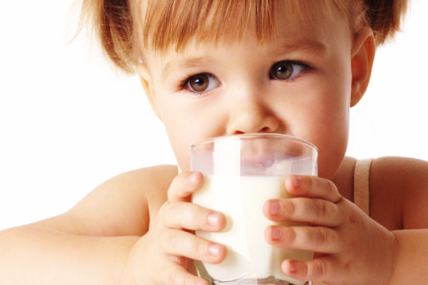 مصرف شیر گاو برای کودکان خواص بسیار دارد.