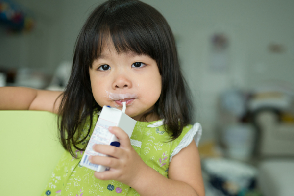 هضم شیر گاو برای کودک، کار ساده‌ای نیست.